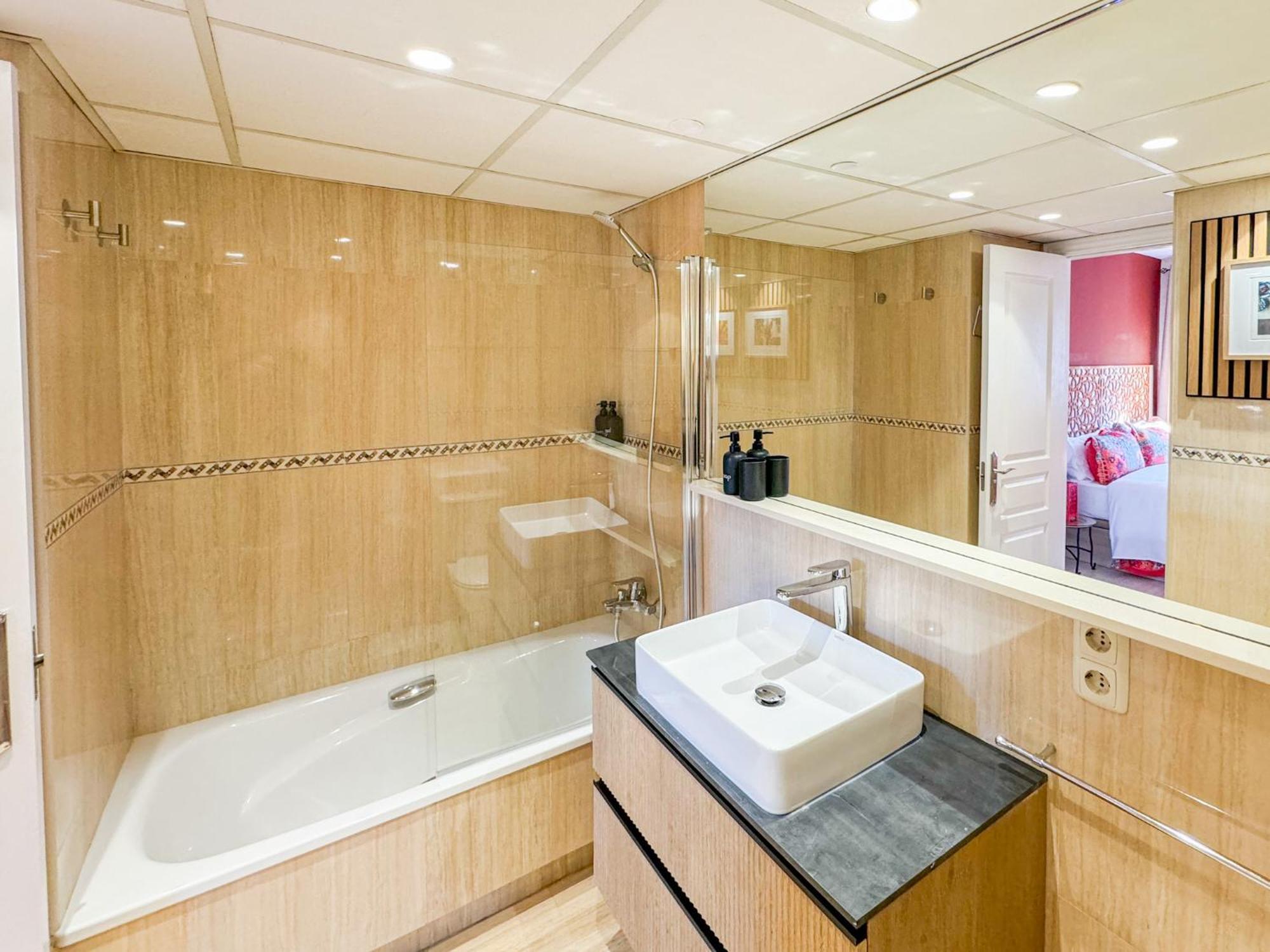 Apartament Lovely Close To Center And *
